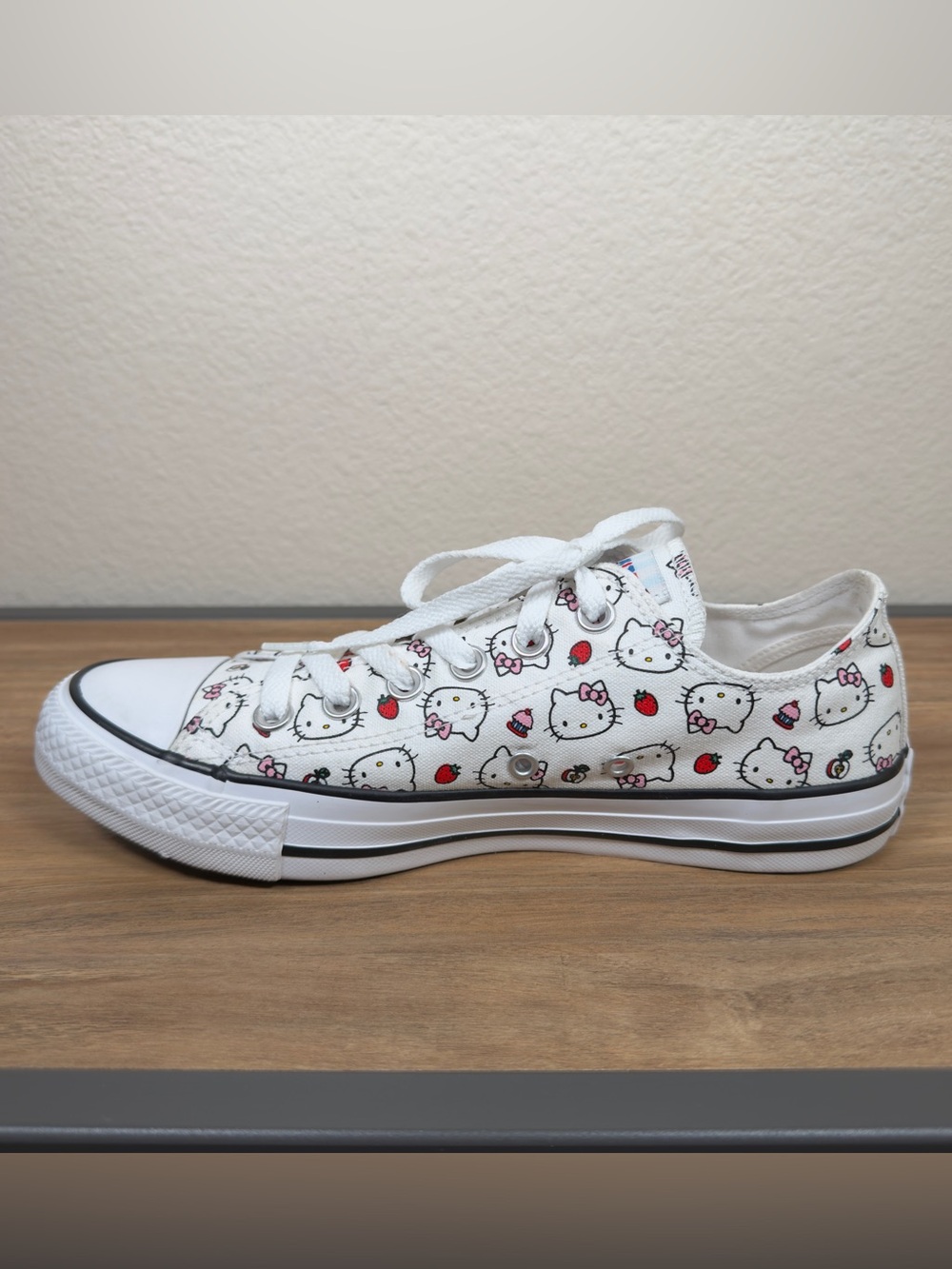 Converse Chuck Taylor Hello Kitty Low Top White Shoes 163916F Women's 8 Men's 6 - Picture 10 of 16